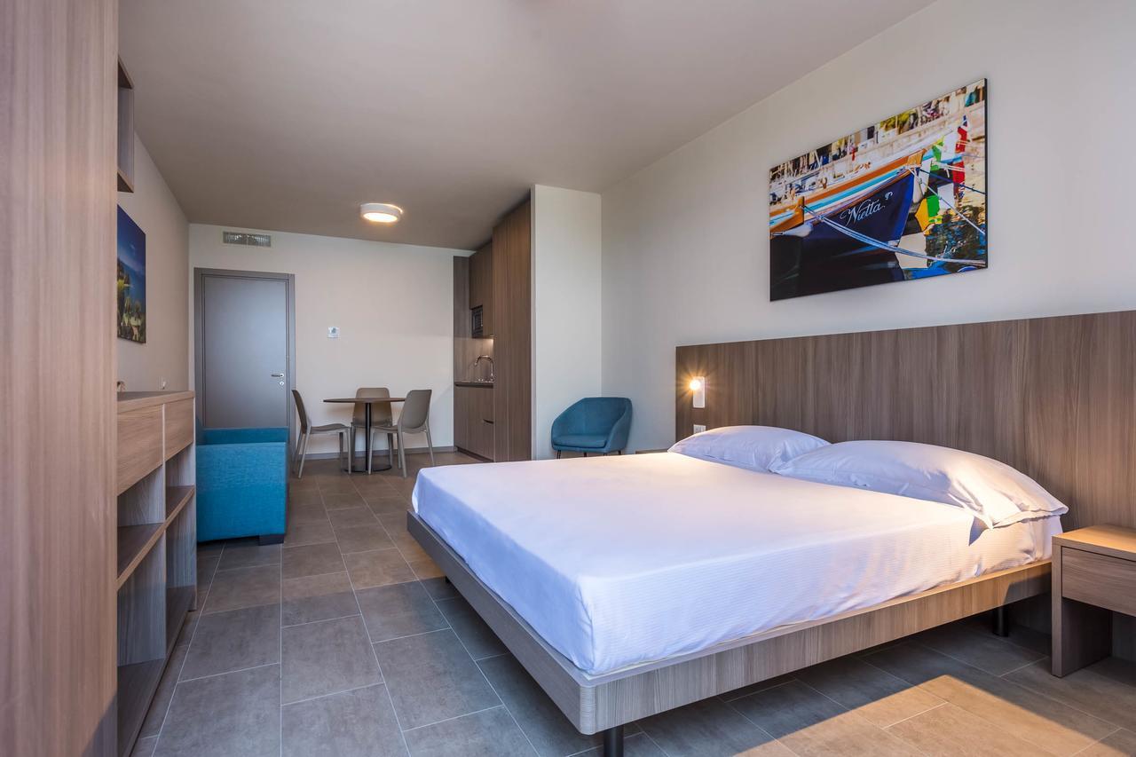 Le Torri Del Garda Familyspa Resort Torri Del Benaco Exterior photo