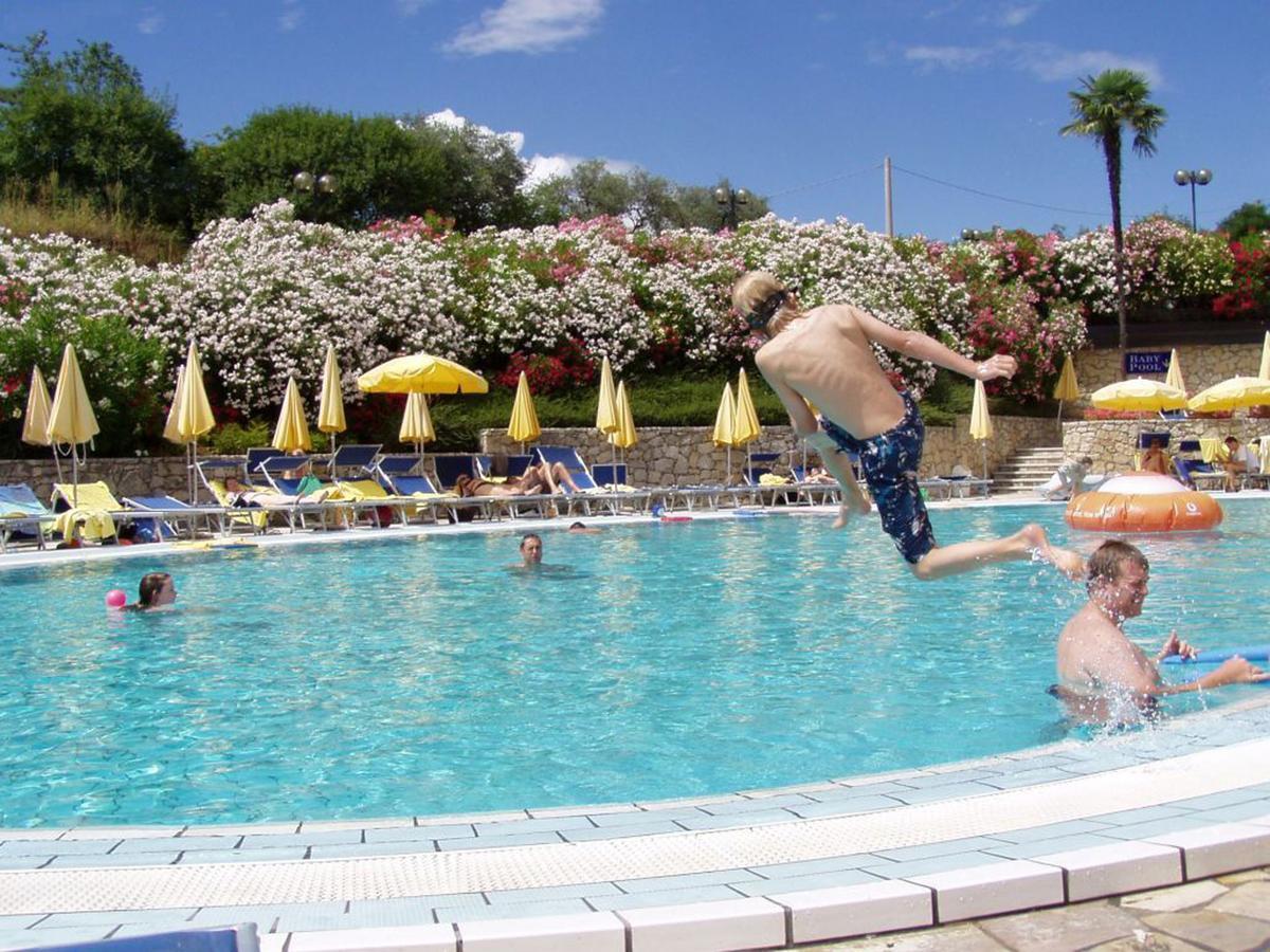 Le Torri Del Garda Familyspa Resort Torri Del Benaco Exterior photo